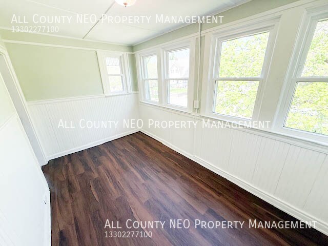 Building Photo - 126 E Mapledale Ave