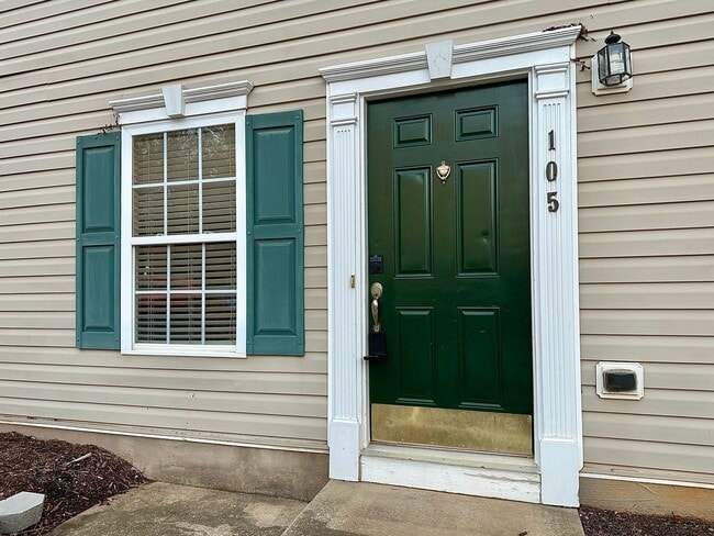 Building Photo - End-Unit 3BR Townhome Minutes to NCSU, Downtown & Crossroads