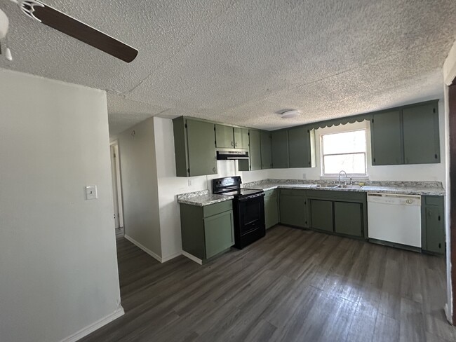 Building Photo - 418 S Carbon Ave