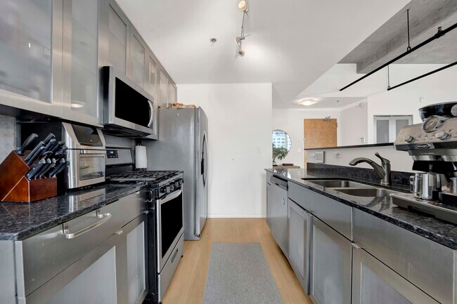 Building Photo - 700 W Van Buren St