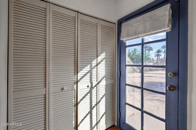 Building Photo - 901 W Willetta St