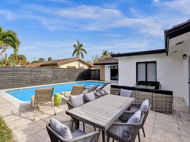 Building Photo - 5501 NE 18th Terrace