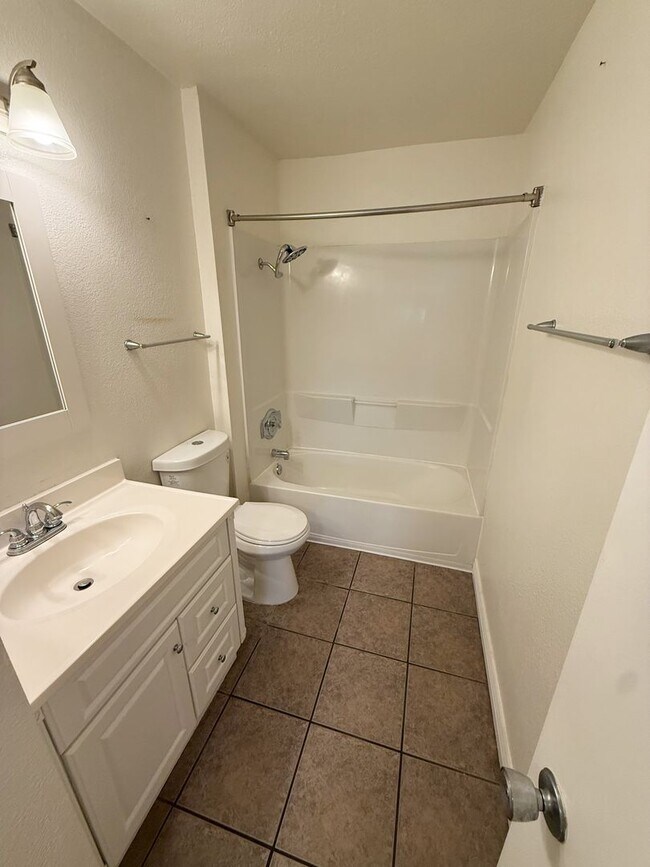 Building Photo - Charming Upgraded 1 Bed/1 Bath Condo at Mission Verde!