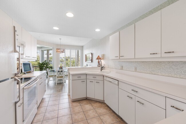 Building Photo - 777 Beach View Dr