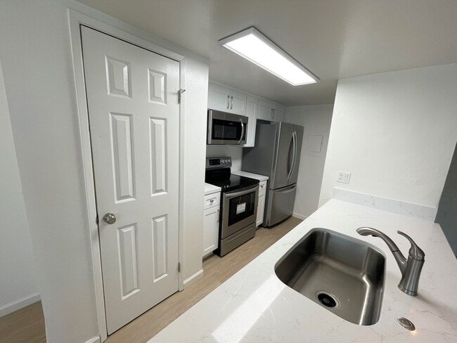 Building Photo - Remodeled 2+1 Townhome in Villa Ventura