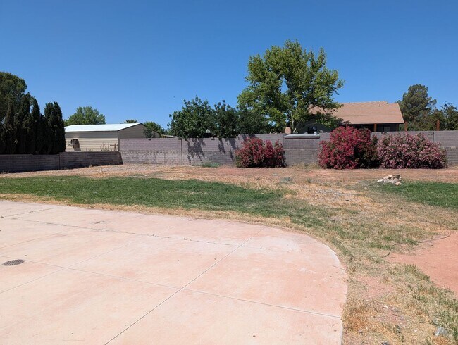 Building Photo - Six Bedroom Home in Bloomington Ranches