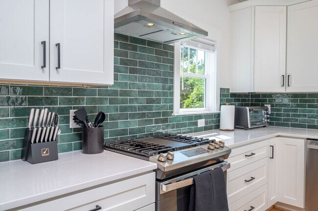 Building Photo - 2019 James St