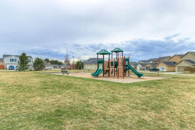 Building Photo - Very Clean 4 Bedroom 2.5 Bath Two Story Ho...