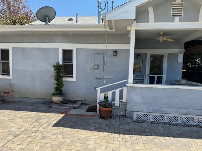Building Photo - 2 bedrooms 2 bath