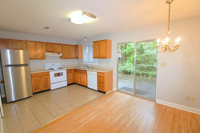 Building Photo - 2528 Vail Ave