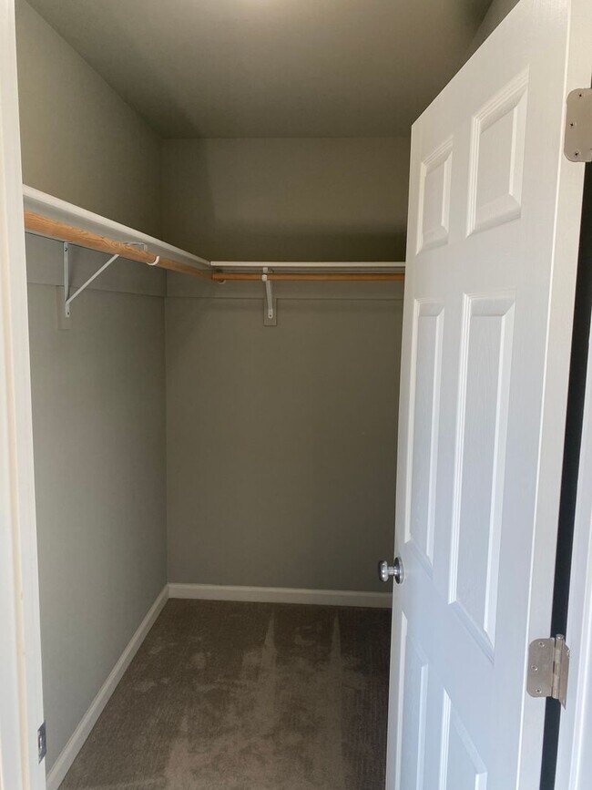 Building Photo - Spacious End Unit Condo