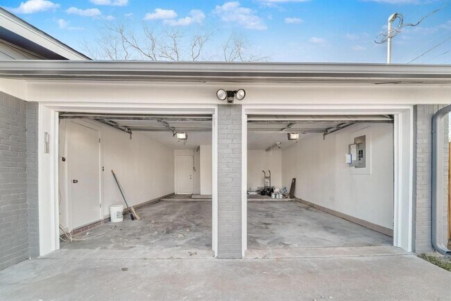 Building Photo - 8414 Staunton Dr