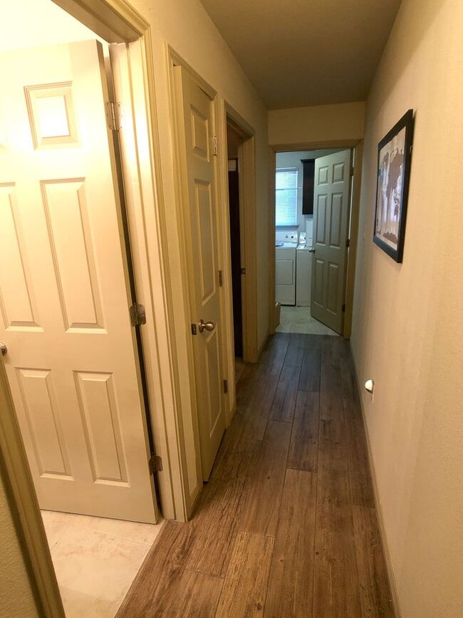 Building Photo - 4 Bed House - North of UT Campus