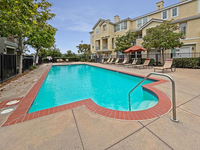 Building Photo - Beautiful 2 Bedroom, 2.5 Bath Condo in Eas...