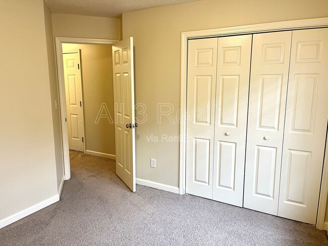 Building Photo - 132 Samanthas Way