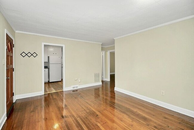 Building Photo - Charming 2BD/1BA Duplex