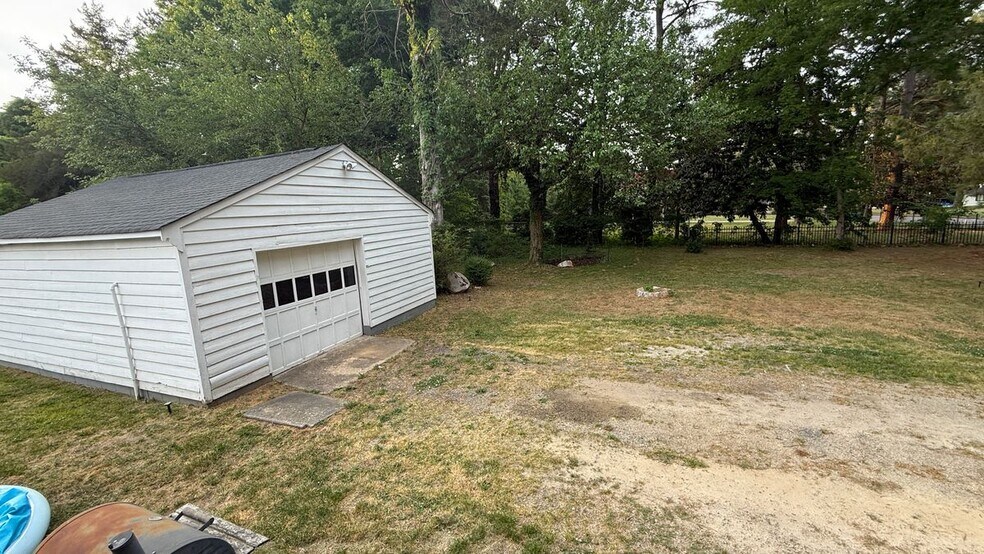 Building Photo - 335 Claremont St