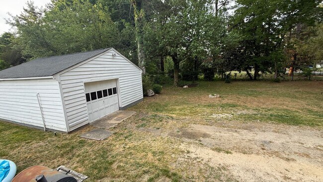 Building Photo - 335 Claremont St