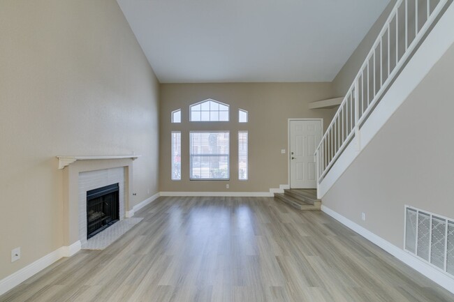 Building Photo - Charming 2-bedroom townhome in Green Valley!