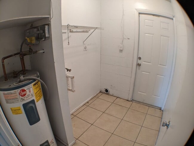 Building Photo - 3 Bedroom, 2 Bathrooms Apartment with Wate...