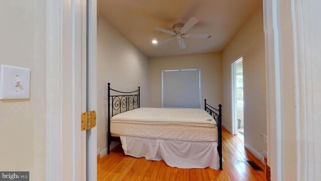 Building Photo - 615 16th St NE