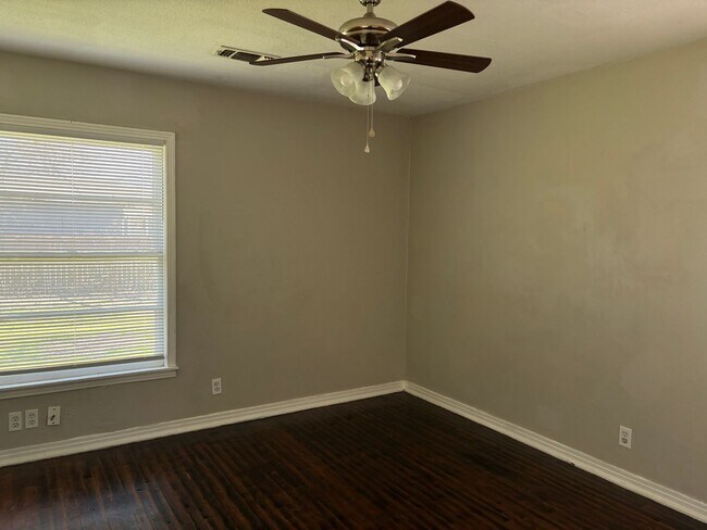 Building Photo - 3/1/1 Near Fairview Park in Sherman!