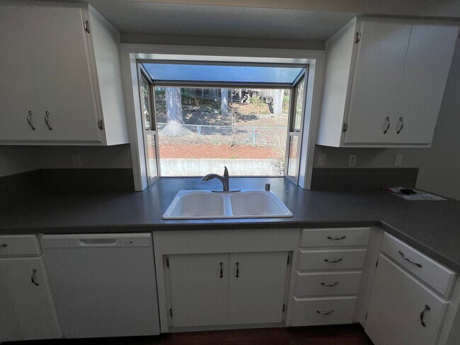 Building Photo - Beautiful Newly Renovated 3 Bedroom Home *1st Month FREE!!*