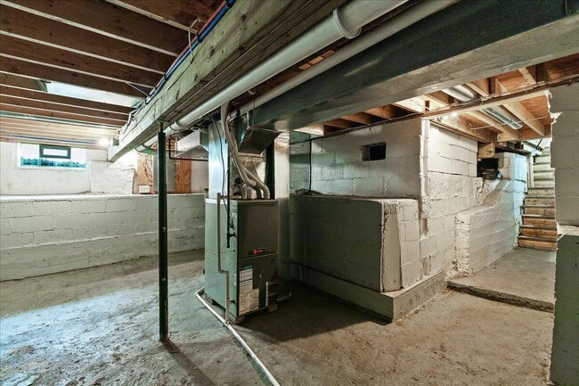 Building Photo - 2459 Atwood Terrace