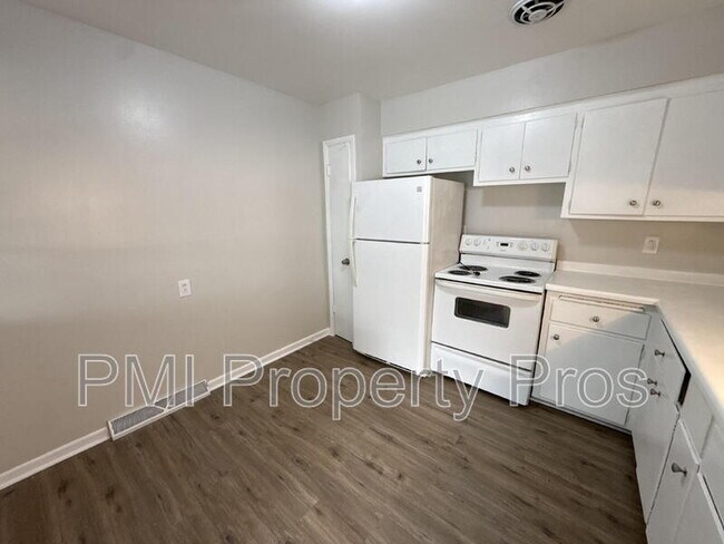 Building Photo - 7701 W Hampton Ave