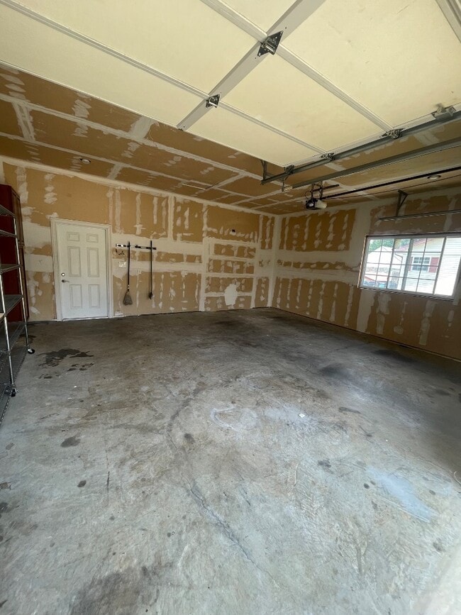 Building Photo - 300 Hickory Rd