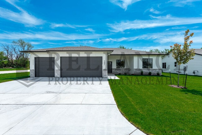 Building Photo - 601 E Elmwood St