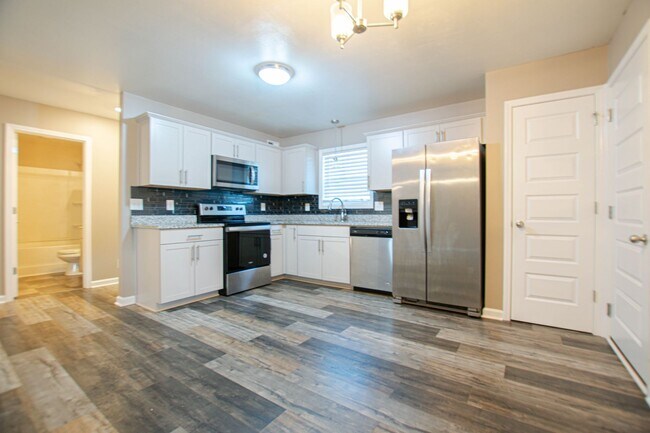 Building Photo - Pet Friendly Three Bedroom!