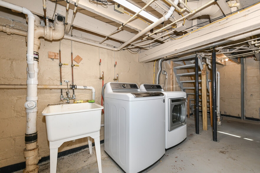 Building Photo - 422 S 89th St