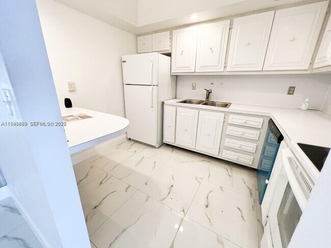 Building Photo - 6395 Bay Club Dr