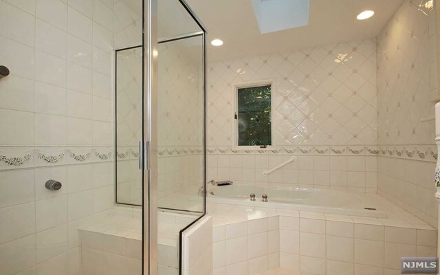 Building Photo - 8 Deborah Ct