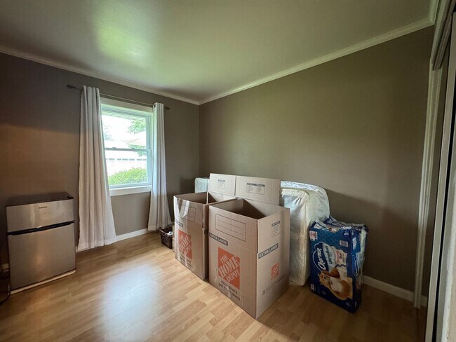 Building Photo - Gorgeous 3 Bed 1.5 Bath Single-Family Home...