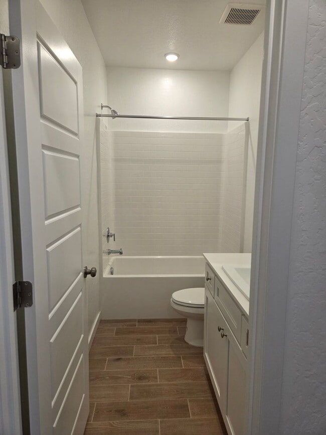 Building Photo - University Dr! Lemoore