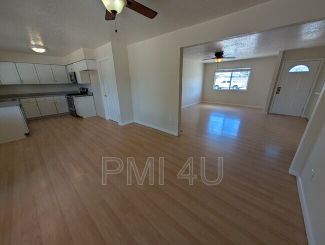 Building Photo - 4225 Penelope Pl NE