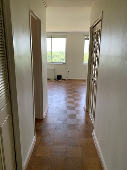 Primary Photo - 10401 Grosvenor Pl