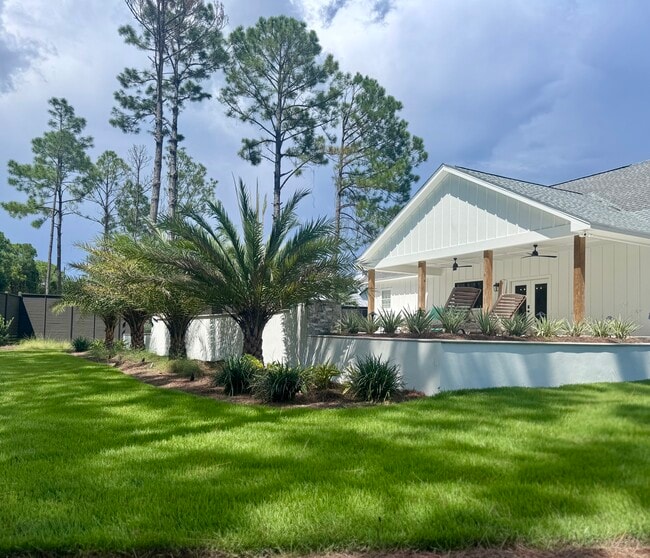Building Photo - 493 Golf Club Dr