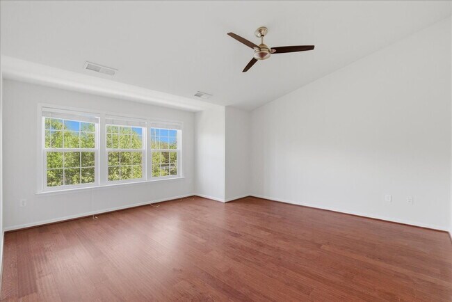 Building Photo - Expansive 4BR / 4.5BA Townhome in Lansdowne Town Center – Over 3,400 Sq Ft!