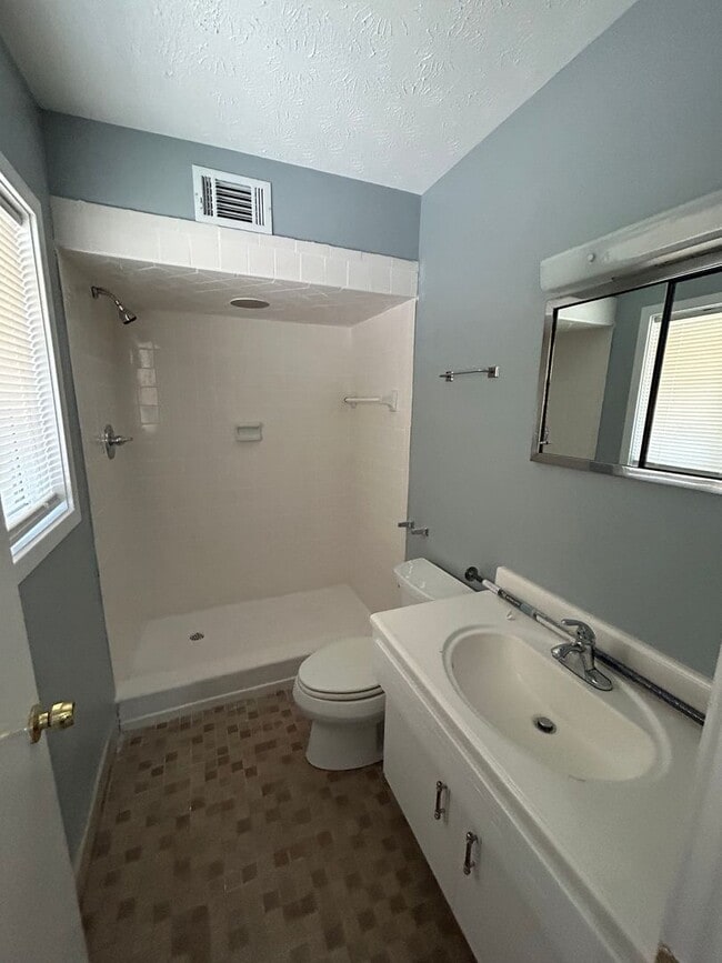 Building Photo - North Columbus and convenient to schools, shopping and I-185.