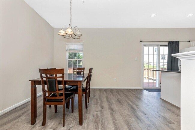 Building Photo - Twin Arch