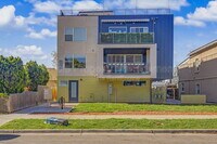 Building Photo - 2708 W 25th Ave