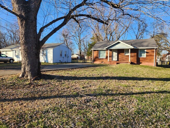 Building Photo - Remodeled  Nashville home with spacious fe...