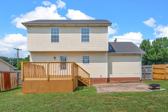 Building Photo - 443 Cranklen Cir