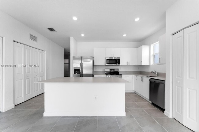 Building Photo - 2960 SE 23rd Ave