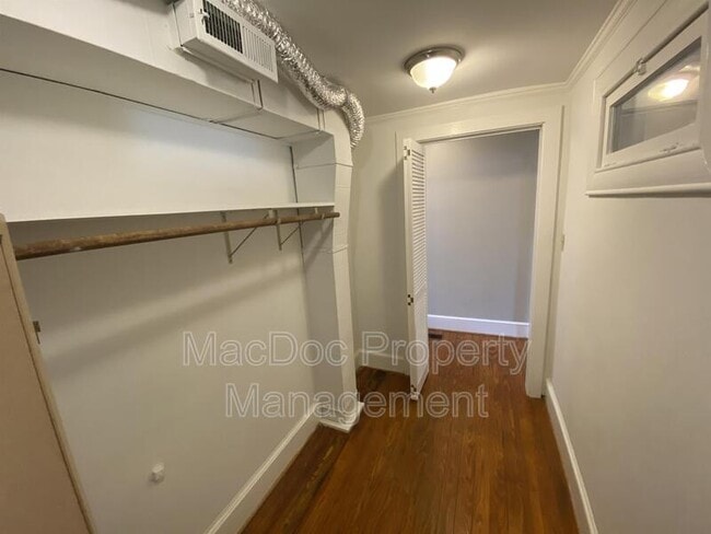 Building Photo - 806 Caroline St