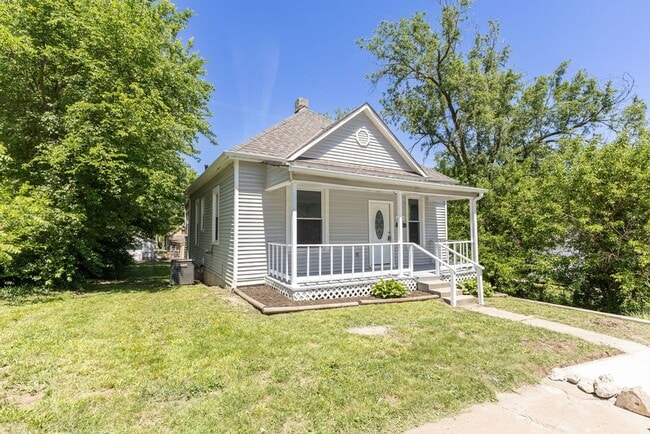 Building Photo - Remodeled 2-Bedroom Bungalow with Spacious Yard & 1-Car Basement Garage