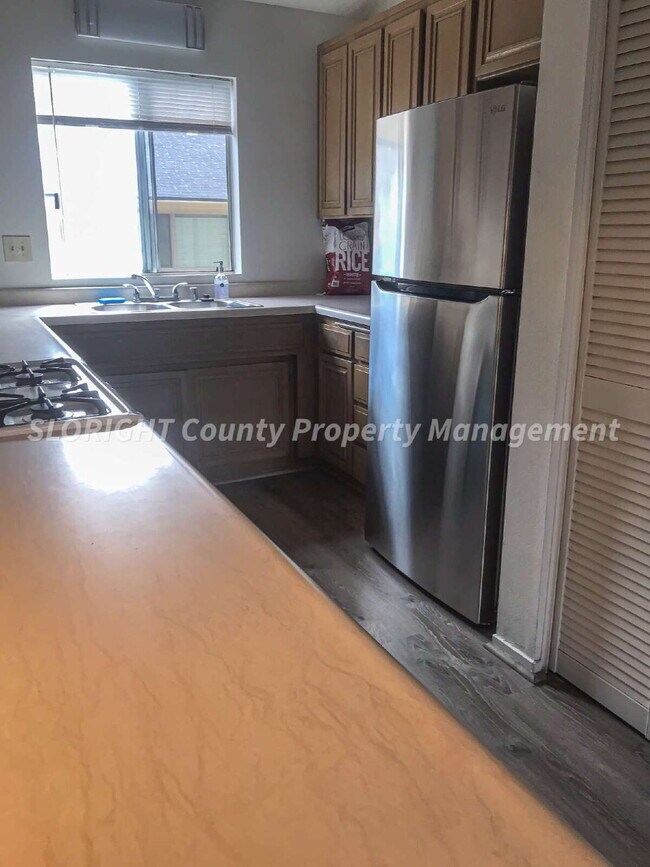 Building Photo - AVAILABLE NOW - 2 Bedroom plus den and loft / 2 Bathroom Condo on East Foothill in SLO